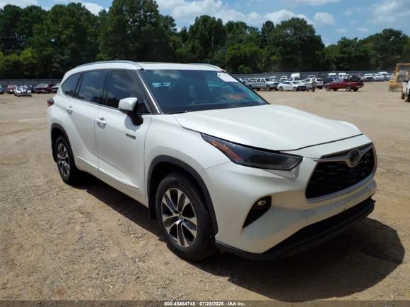 2021 Toyota Highlander Hybrid XLE, VIN 5TDGARAH6MS506875 — Side