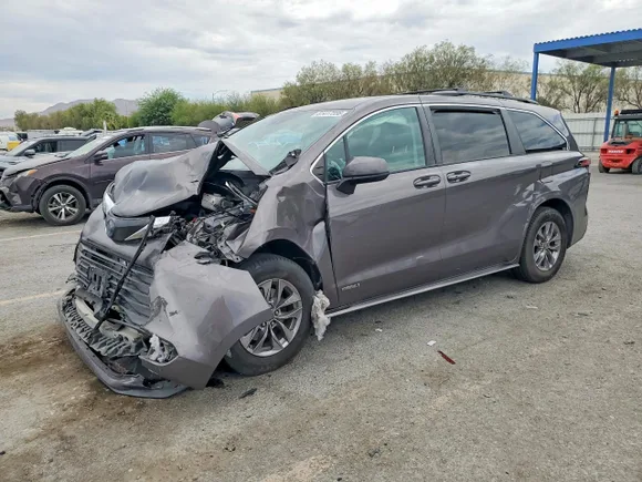 2021 Toyota Sienna LE, VIN 5TDKRKEC6MS015392 — Front end