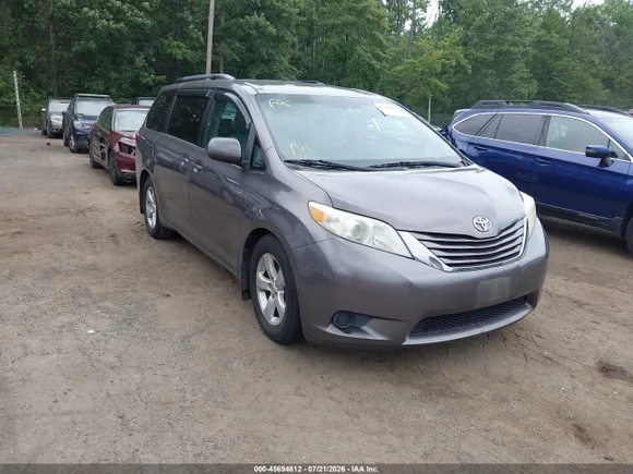 2017 Toyota Sienna LE, VIN 5TDKZ3DC7HS772377 — Normal wear