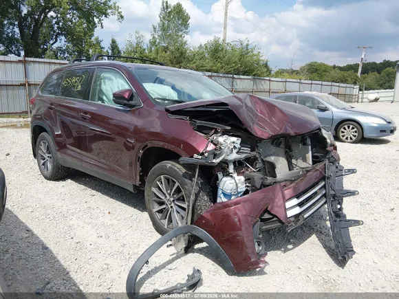 2019 Toyota Highlander XLE, VIN 5TDJZRFH8KS708041 — Front end