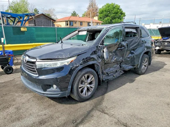 2015 Toyota Highlander XLE, VIN 5TDJKRFH7FS096781 — Rollover