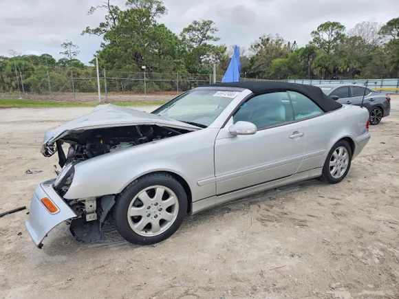 2002 Mercedes-Benz CLK 320/430, VIN WDBLK65G82T114439 — Front end
