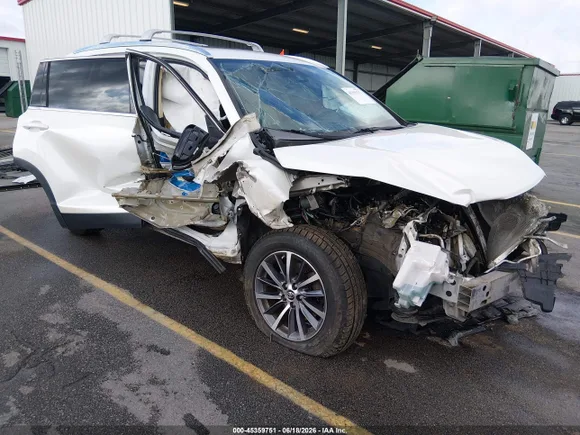 2019 Toyota Highlander XLE, VIN 5TDJZRFH7KS618783 — Side