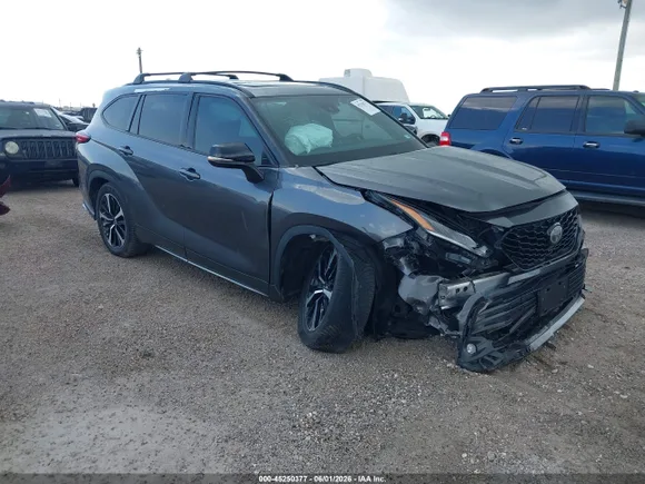 2021 Toyota Highlander XSE, VIN 5TDJZRAH6MS031565 — Front end