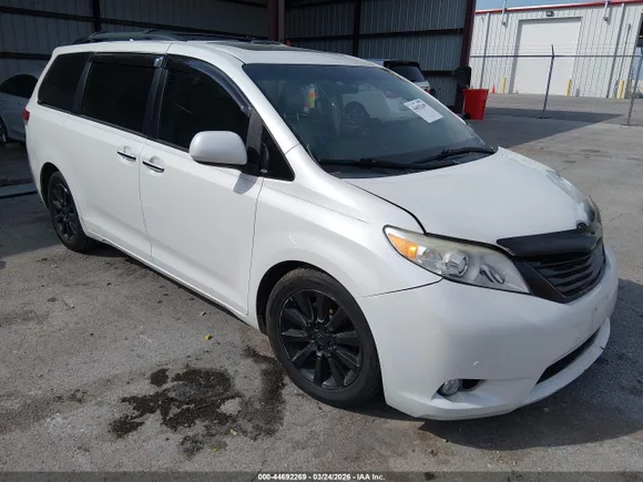 2011 Toyota Sienna XLE, VIN 5TDYK3DC3BS097830 — Side