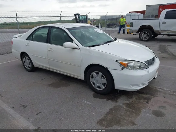 2004 Toyota Camry LE, VIN JTDBE32K640255543 — Front end