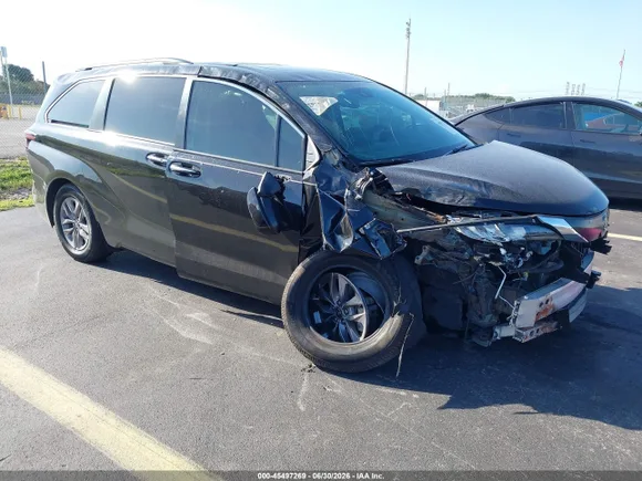 2022 Toyota Sienna XLE, VIN 5TDYRKEC6NS103161 — Front end
