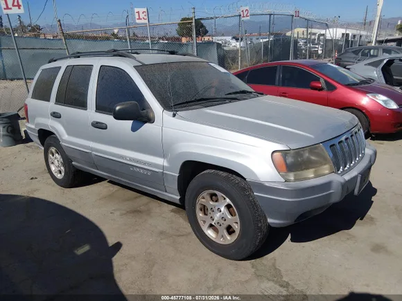 2002 Jeep Grand Cherokee Laredo, VIN 1J4GX48S02C313827 — Normal wear
