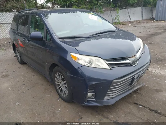 2018 Toyota Sienna XLE, VIN 5TDYZ3DC9JS960141 — Front end